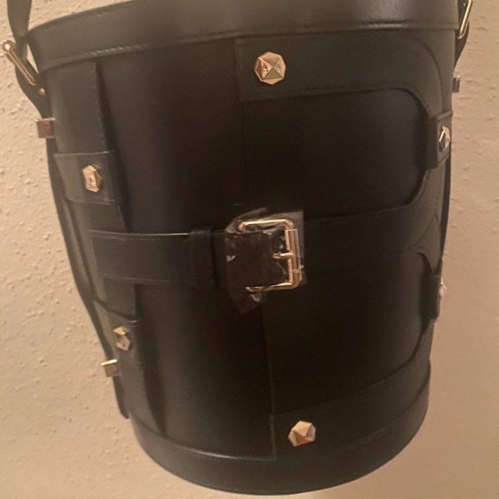 RARE NEW Henri Bendel Black with Gold Hardware Leather Bucket Bag w/ dust bag